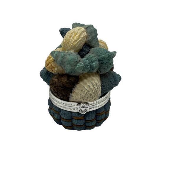 Adorable Resin Seashells Trinket Box Blue & White - Picture 1 of 3